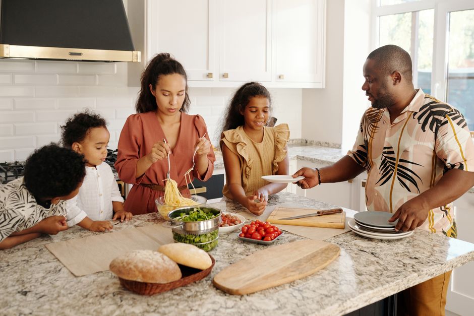 Recevoir sans se stresser : timing simple en cuisine